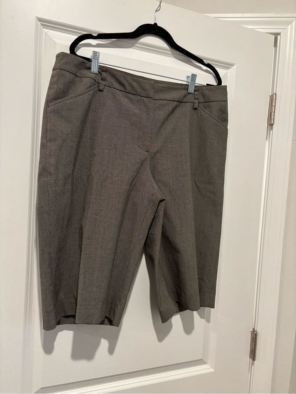 Worthington carpis 
Size 14 
54% polyester 32% rayon 4% spandex